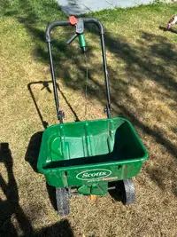 Lawn fertilizer spreader