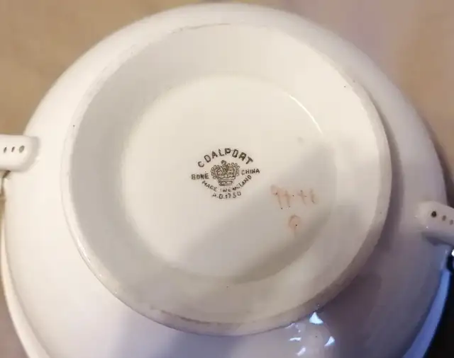 VINTAGE COALPORT BONE CHINA DOUBLE HANDLE CUP ENGLAND in Kitchen & Dining Wares in Mississauga / Peel Region - Image 4