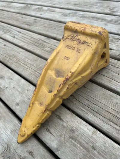 Futura Excavator Tooth FC350TL . Appears unused. Weighs 14lbs. Dimensions in the pictures. Located n...