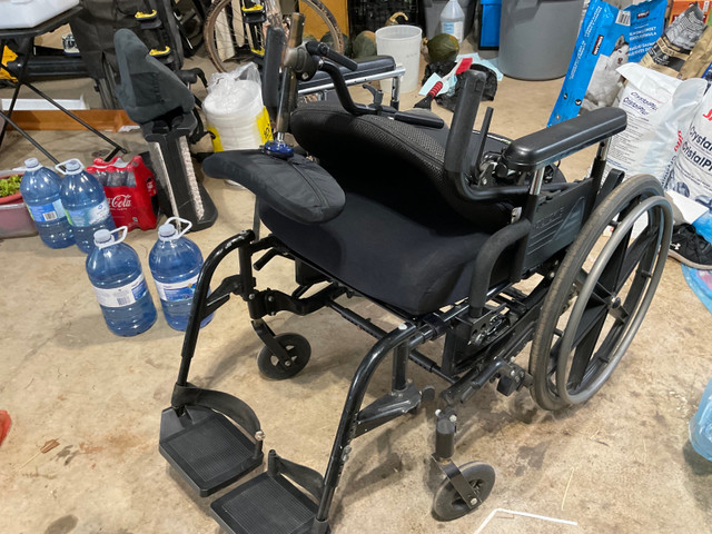 Deluxe heavy duty Wheelchair in Health & Special Needs in Charlottetown - Image 3