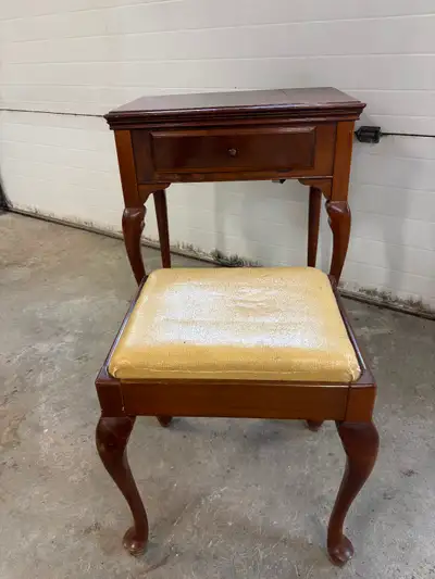Meuble antique pour moulin à coudre avec tabouret très ancien., View more