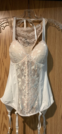  Beautiful lace&  satin white corset