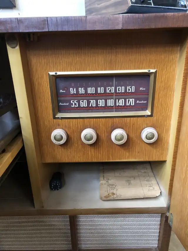 Antique Westinghouse tube radio & record player. in Arts & Collectibles in Markham / York Region - Image 5