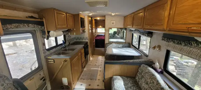 1997 Fleetwood Bounder 32H Motorhome in RVs & Motorhomes in Cranbrook - Image 7