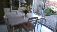 CRAFTY KITCHEN TABLE AND CHAIRS
