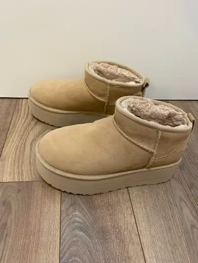 Women’s UGG platform US7 EU 38 / bottines femme, View more