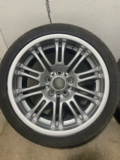 Style 67 M rims come with tires on Front tire size: 225/40 R18 Rear tire size: 265/35 R 18 Got them...