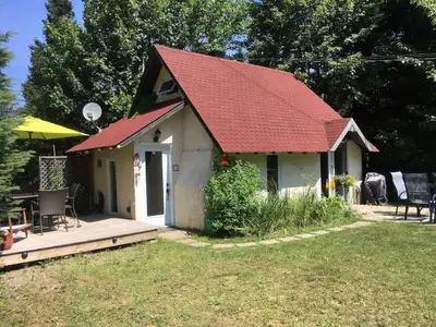 Dans un secteur paisible et a 5 minutes à pied du village, chemin privé près de la piste cyclable, c...