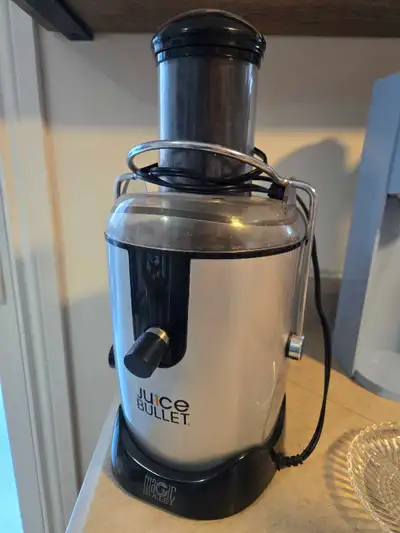 Magic Bullet Juicer – Works Great Gently used Magic Bullet juicer in good working condition. Clean a...
