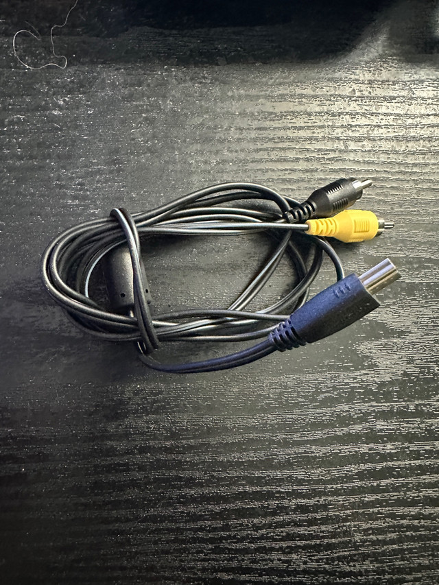 Canon Mini USB Port Cable in Cables & Connectors in Edmonton