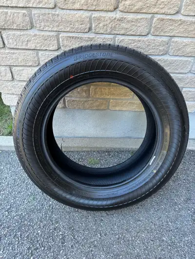 4 Pneus Bridgestone Alenza Rfl 235-60-18 neuf seulement 200 kms. Ont roulé une semaine seulement. 4...