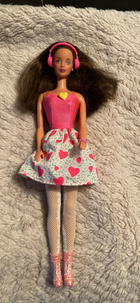 Barbie avec ensemble rose 