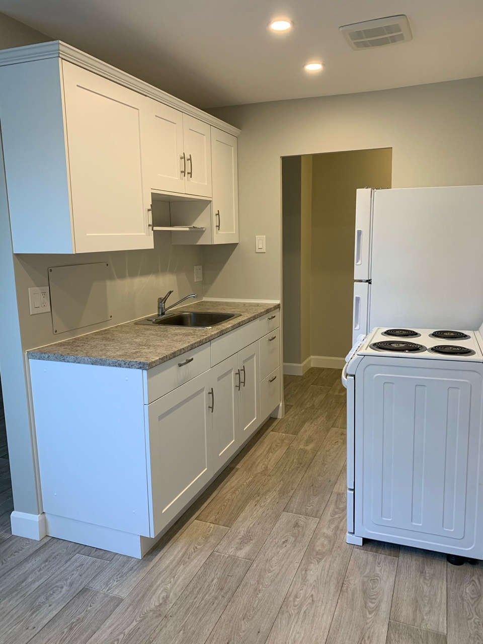 Spacious 1bdrm (Adelaide & Thompson) 4