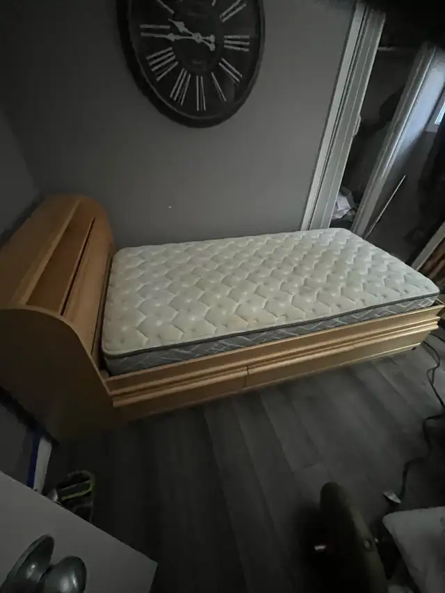 Lit simple en bois in Beds & Mattresses in Laurentides - Image 3