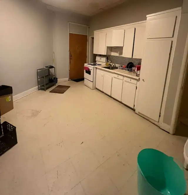 Bachelor apartment on Division St available Sept 1