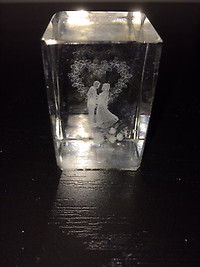 Petit rectangle en verre, image 3D d’un couple sous un cœur