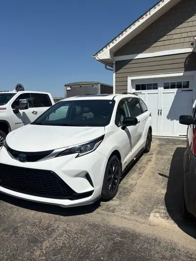 2021 Toyota Sienna Hybrid XSE AWD All service done as per Toyota recommended, any/ all recalls compl...