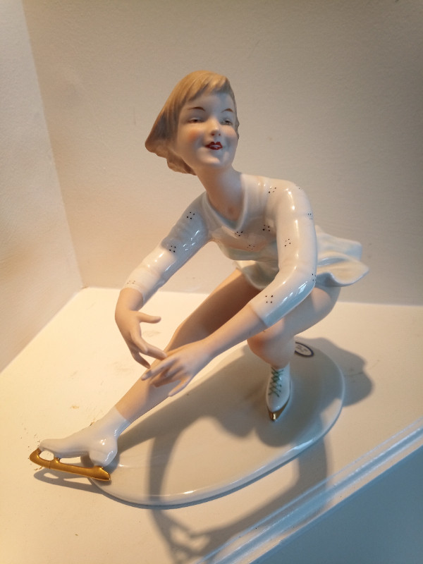 RARE Vintage WALLENDORF Ice Skating Figurine by Kurt Steiner in Arts & Collectibles in Mississauga / Peel Region - Image 2