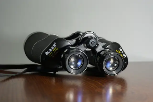 Tasco light weight fully coated 10x40-260 binoculars in Fishing, Camping & Outdoors in Ottawa - Image 2