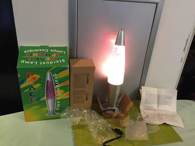 Retro (2005) Peace Stardust Purple Liquid Lava Lamp in Home Décor & Accents in City of Toronto - Image 3