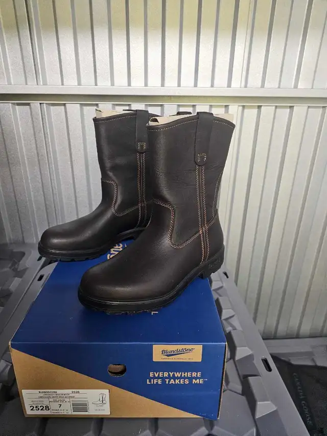 Blundstone Rigger Boots - Claret - Size 10 Women’s in Women's - Shoes in Mississauga / Peel Region - Image 3