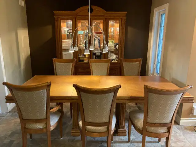 Table, 6 chaises, buffet et vaisselier en Chêne massif in Dining Tables & Sets in Longueuil / South Shore - Image 3