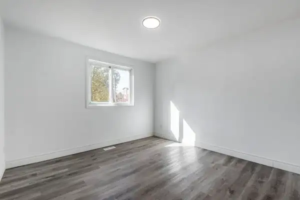 Students rental in Waterloo in Long Term Rentals in Kitchener / Waterloo - Image 6
