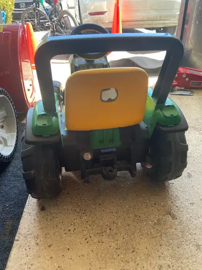 À vendre : notre tracteur John Deere Farm Power de la marque Peg Perego. C’est un jouet robuste à ba...