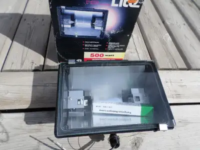 Brand New in the Box Globe Super Lite 500 Watt Security Light Comes with Halogen Bulb Easy to instal...
