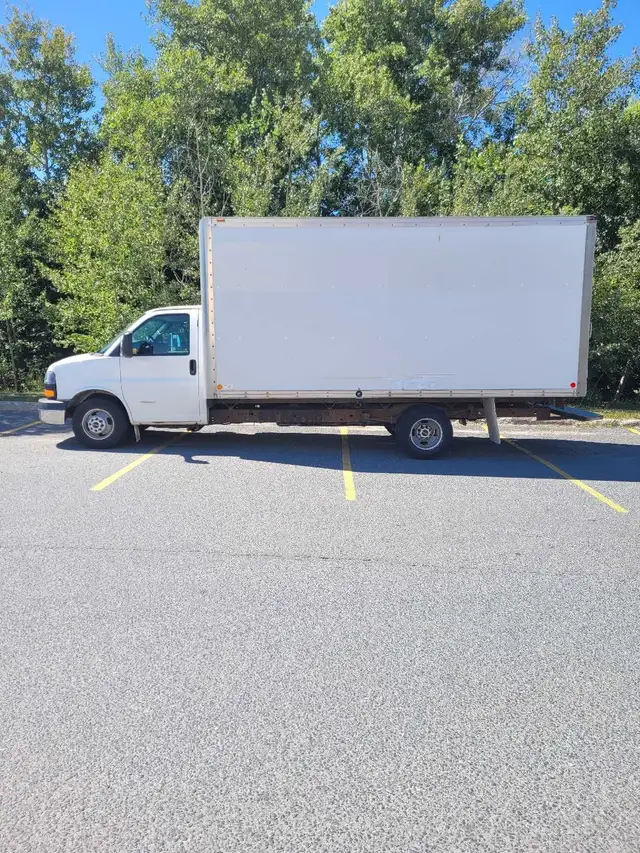 WE ARE YOUR MOVING DREAM TEAM....