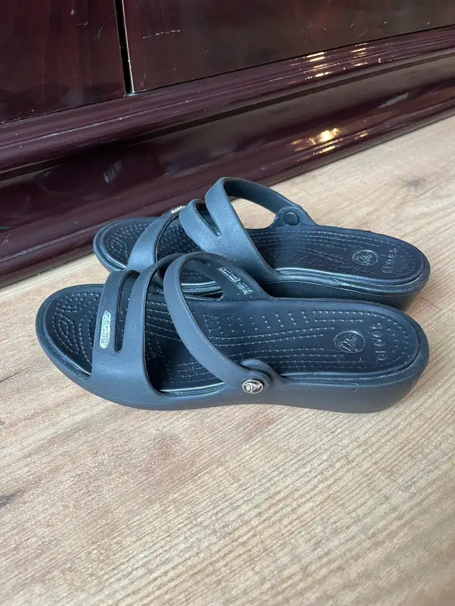 Crocs sandal women size 5 in Women's - Shoes in City of Toronto - Image 5