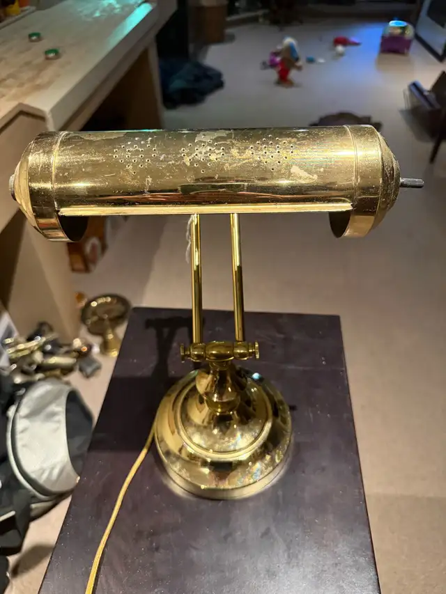 Vintage Brass Bankers Lamp in Indoor Lighting & Fans in City of Toronto - Image 2