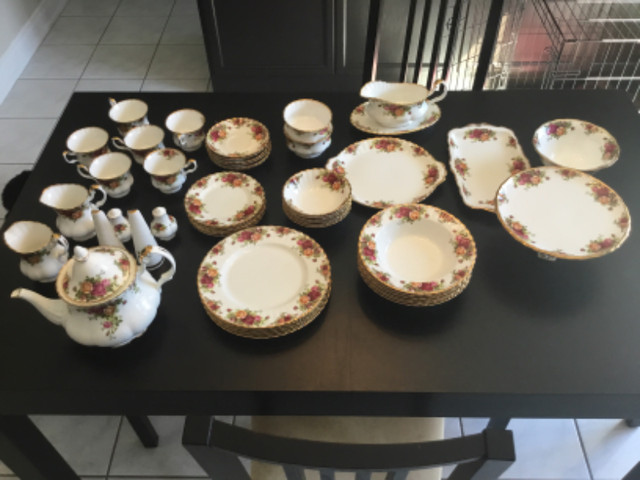 Royal Albert Old Country Roses, 6 place settings, 51 pieces in Kitchen & Dining Wares in Oakville / Halton Region - Image 2