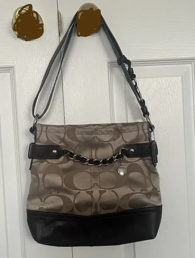 Coach vintage monogram chain shoulder/crossbody bag in Women's - Bags & Wallets in Mississauga / Peel Region - Image 4