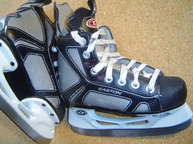Ice Skates, Size 11-12 youth for shoe size 12-13.5 youth in Skates & Blades in City of Toronto - Image 9