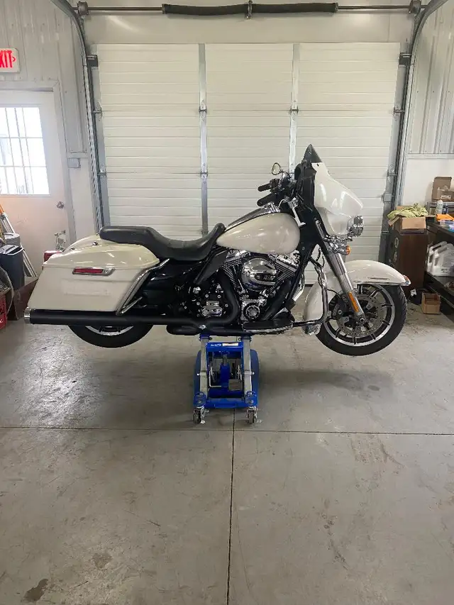2015 Electra Glide Police FLHTP. in Touring in Mississauga / Peel Region - Image 3