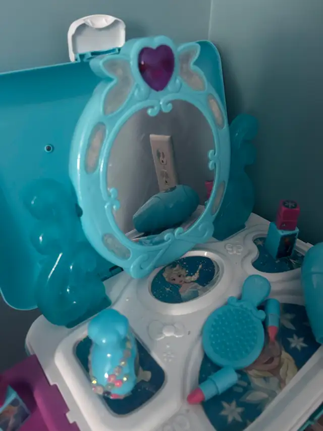 Disney Frozen Vanity Carrier (toys) in Toys in Markham / York Region - Image 4