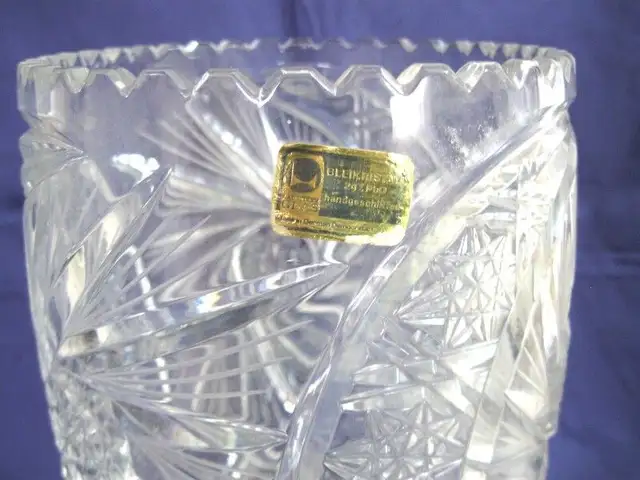 VASE CRYSTAL TAILLER  //  GERMANY // ..Motif PINWHEEL... in Arts & Collectibles in West Island - Image 9