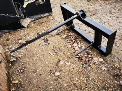 Single bale spear with stabilizers for round bales In stock in Weyburn Tyson 13068619711 www.wildcat...