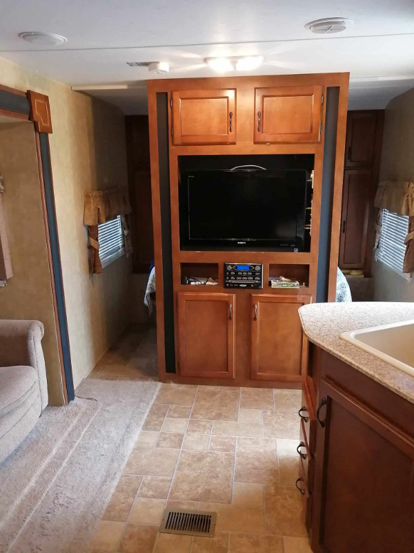 2012 Coachmen Catalina Deluxe Edition 30QBS in Travel Trailers & Campers in Saint John - Image 2