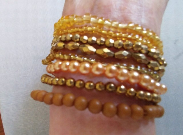 9  bracelets différents  in Garage Sales in City of Montréal - Image 9