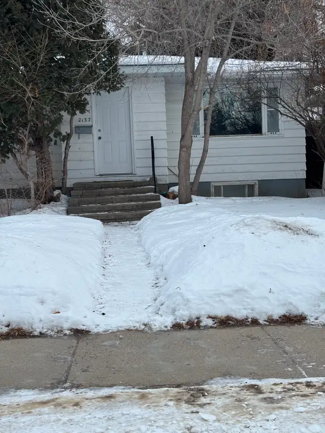 2 BEDROOM MAIN FLOOR HOUSE EAST SIDE UTILITIES INCLUDED.