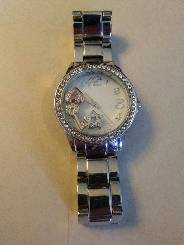 Avon vintage quartz watch for women in Jewellery & Watches in City of Toronto