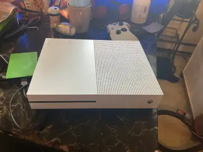 Xbox One Avec plusieurs jeux et une de stockage pour les jeux, View more