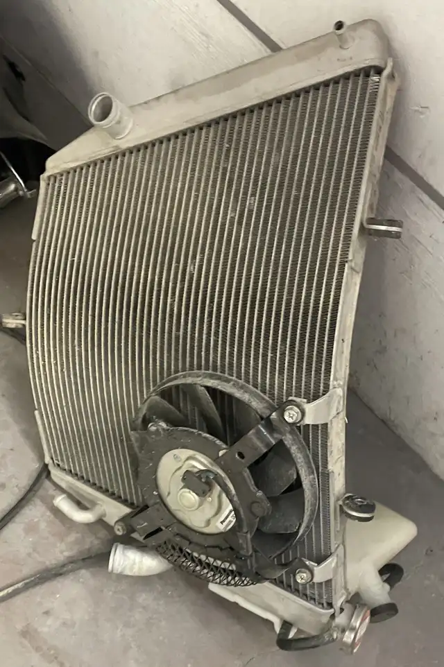 Suzuki gsxr 600/750 parts in Motorcycle Parts & Accessories in London - Image 7