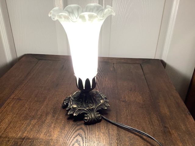 White Frosted Lily Accent Table Lamp w Ornate Metal Base  in Indoor Lighting & Fans in Belleville - Image 4