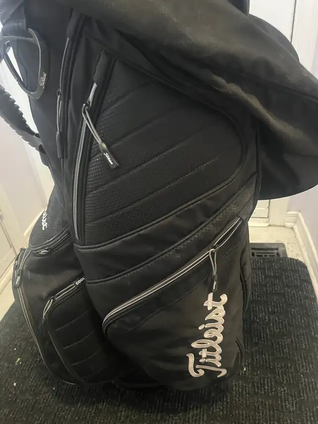 Titleist full dividers golf  cart bag in Golf in Ottawa - Image 7