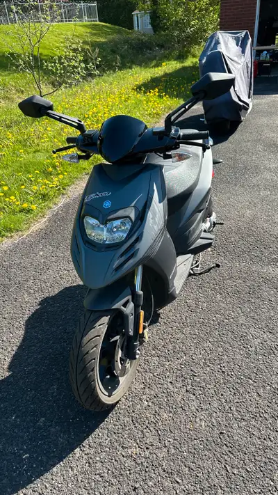 Scootter Aprilia Piaggio Typhoon 50CC Toujours entreposé intérieur de garage; Huile neuve, filtre ne...