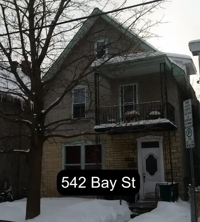 HUGE 2 Bedroom   Den, 2 Bathroom Centretown Apartment 542 Bay St