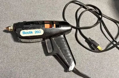 Bonjour ,Pistolet a colle chaude fonctionne tres bien avec batons colle